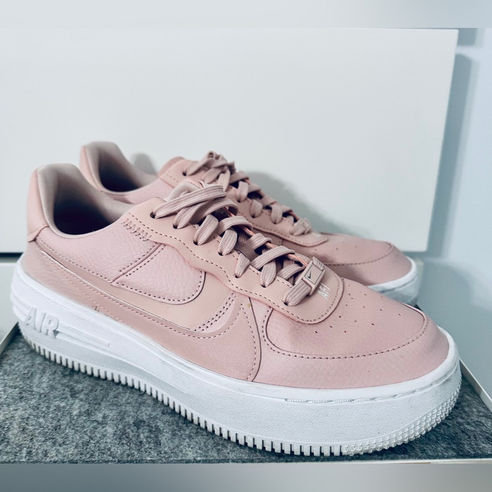 Nike Air Force 1 Low trainers in pink and white